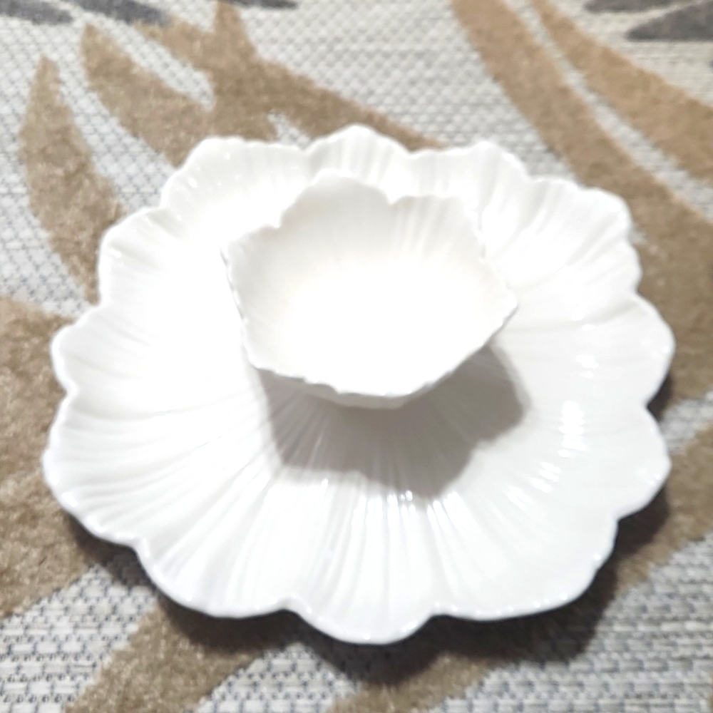Lotus flower chip and dip 2 piece Ivory color. Ceramic. Heavy quality